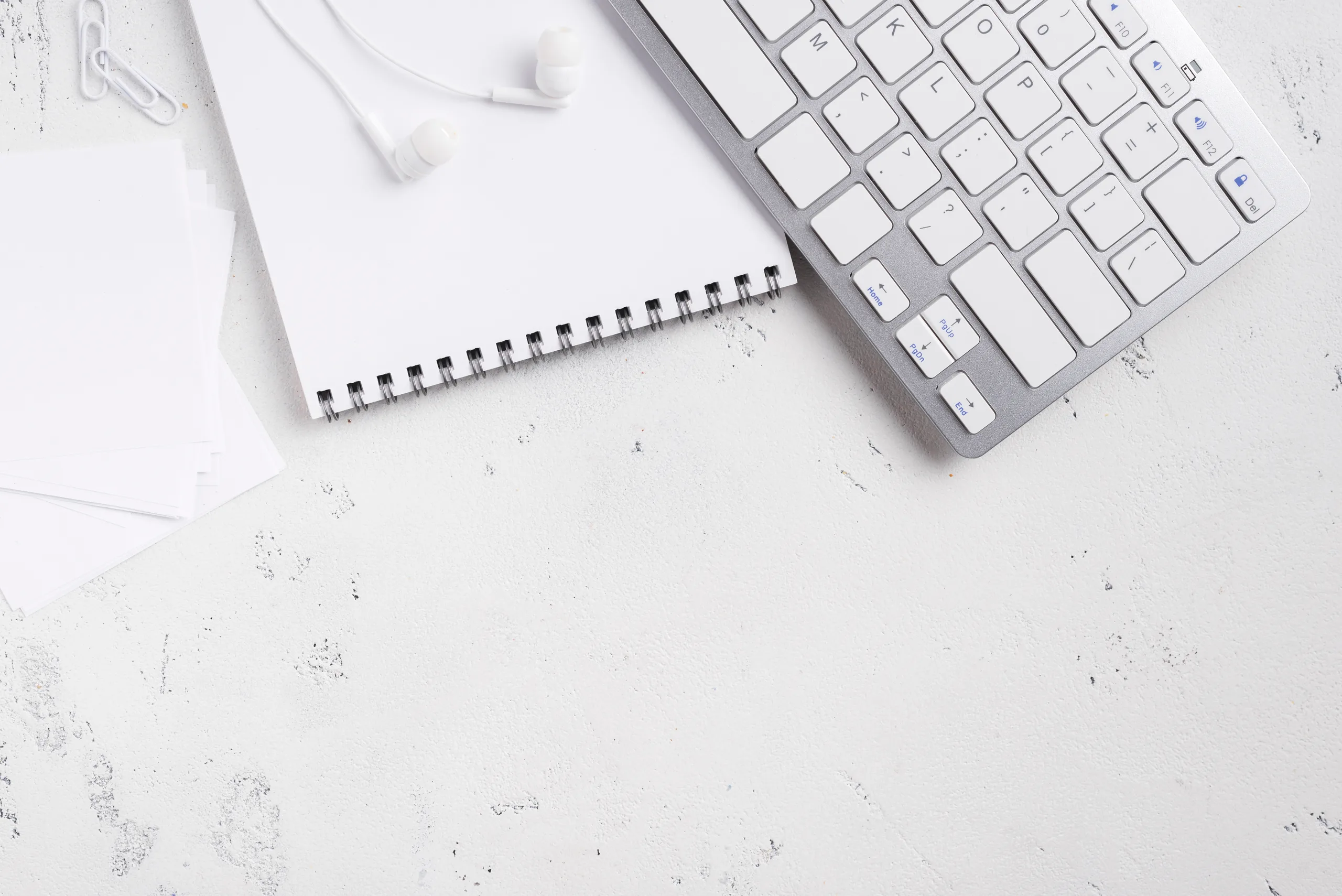 Бележник и клавиатура Имотен регистър проверки разрешение за строеж новостроеж вторичен пазар (estate agency property lawyer Bulgaria)