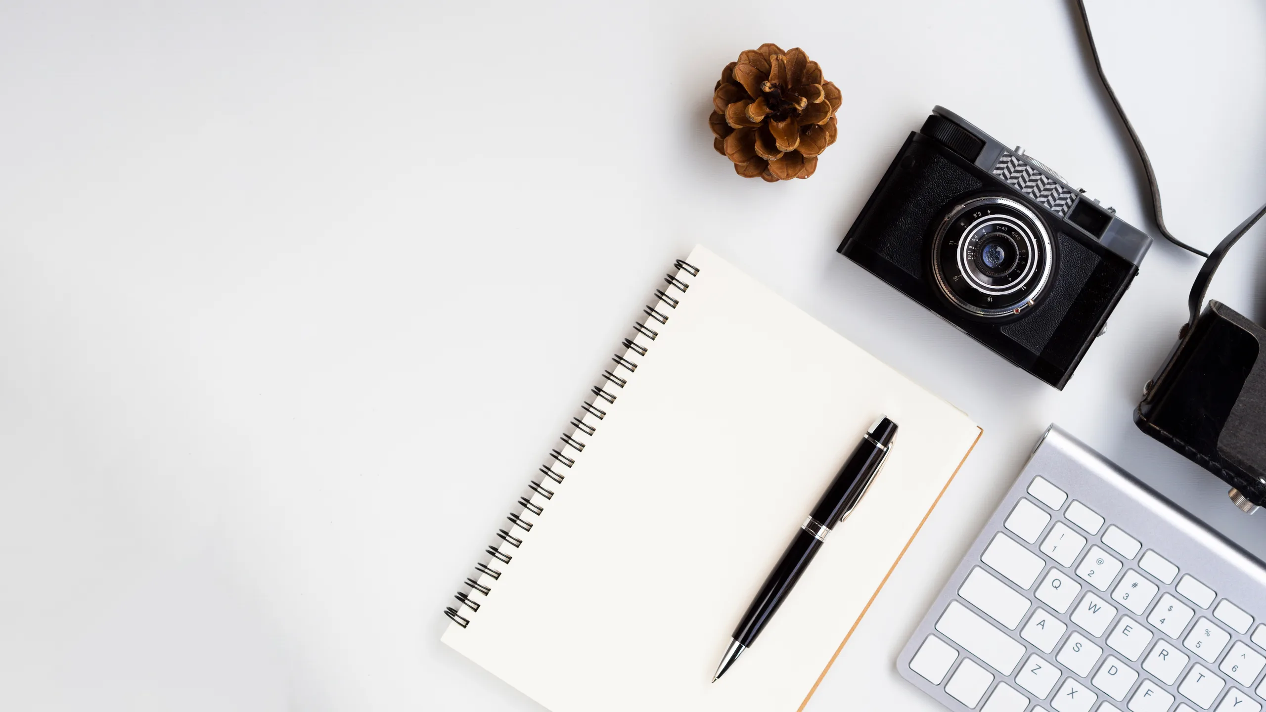 Ретро фотоапарат и тефтер луксозни имоти документация наем след покупка Черноморие инвеститор (foreign buyers purchasing property Bulgaria)