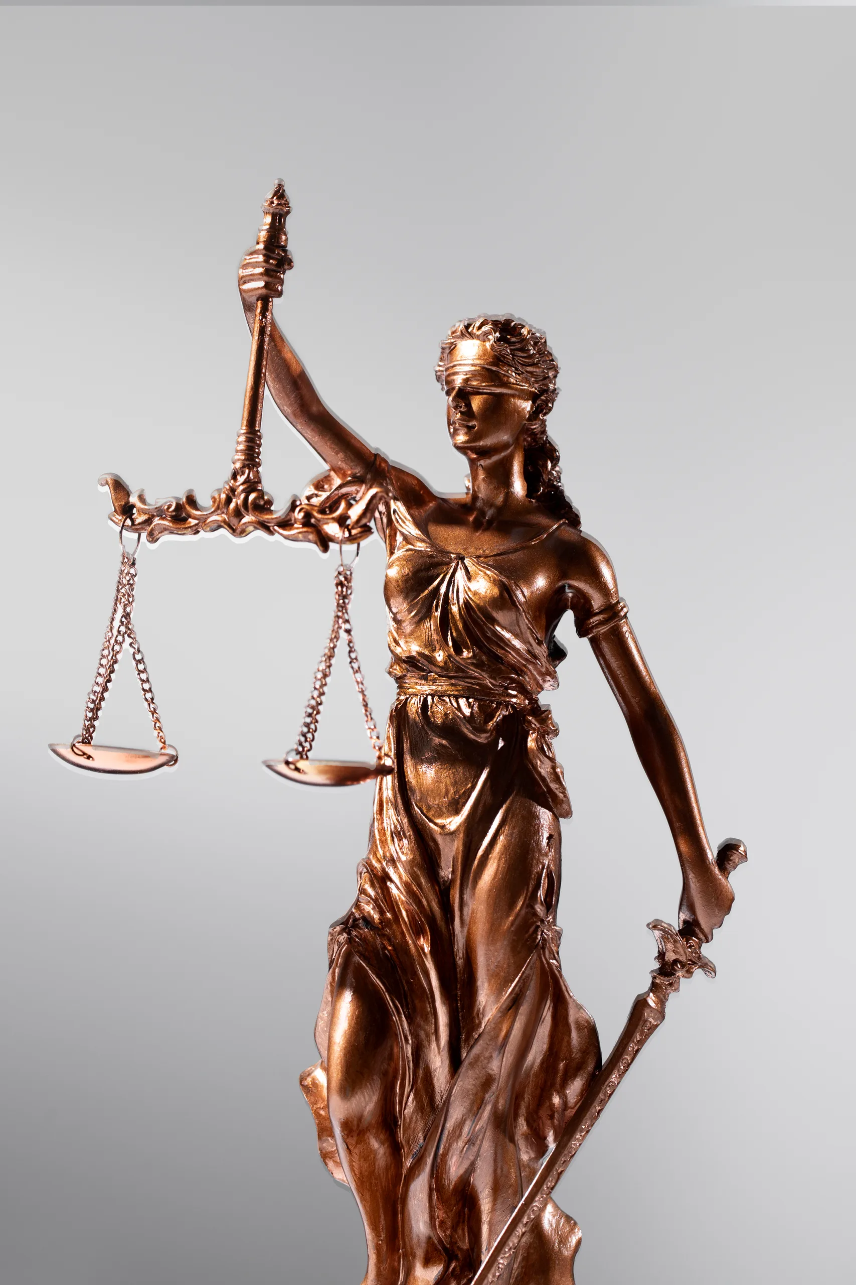 Везни на правосъдие натюрморт баланс в сделка с имот наследство сервитути правен риск България (real estate attorney Bulgaria)